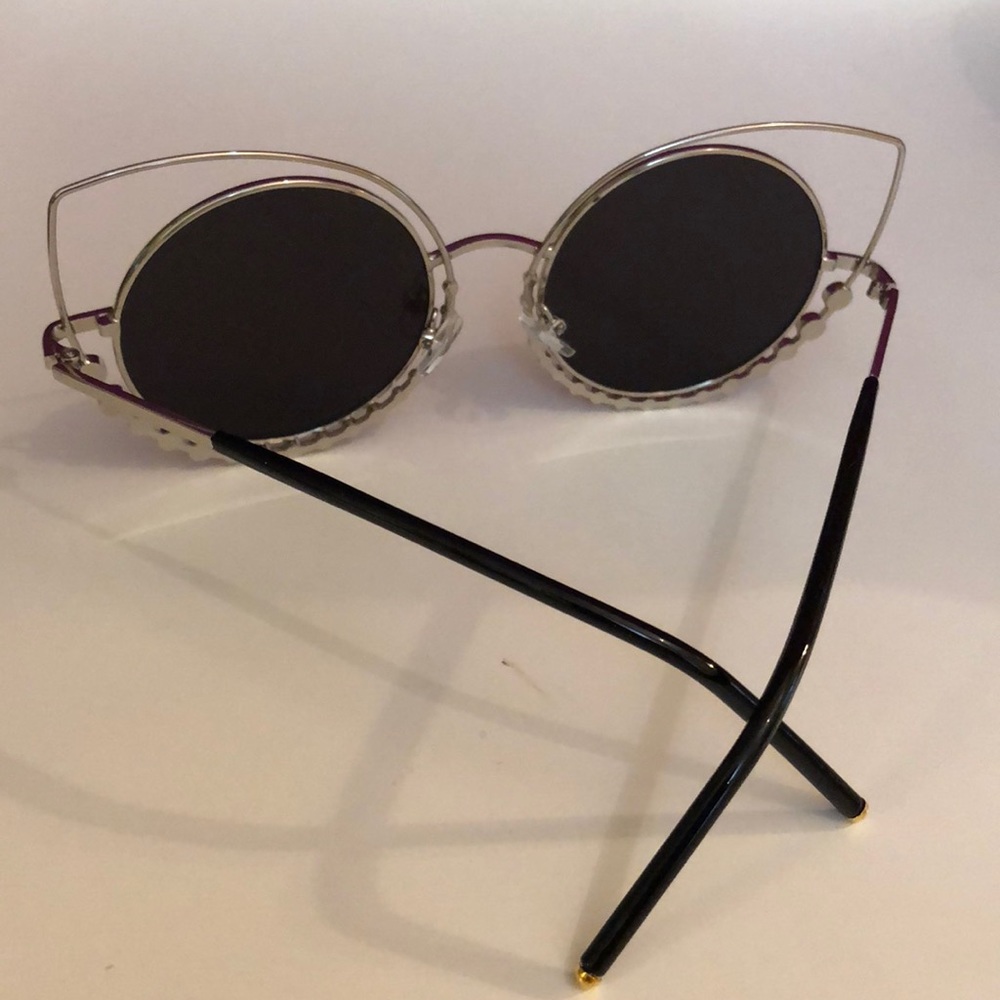 Rhinestone geometric round & silver sunglasses 🕶 - Picture 6 of 8